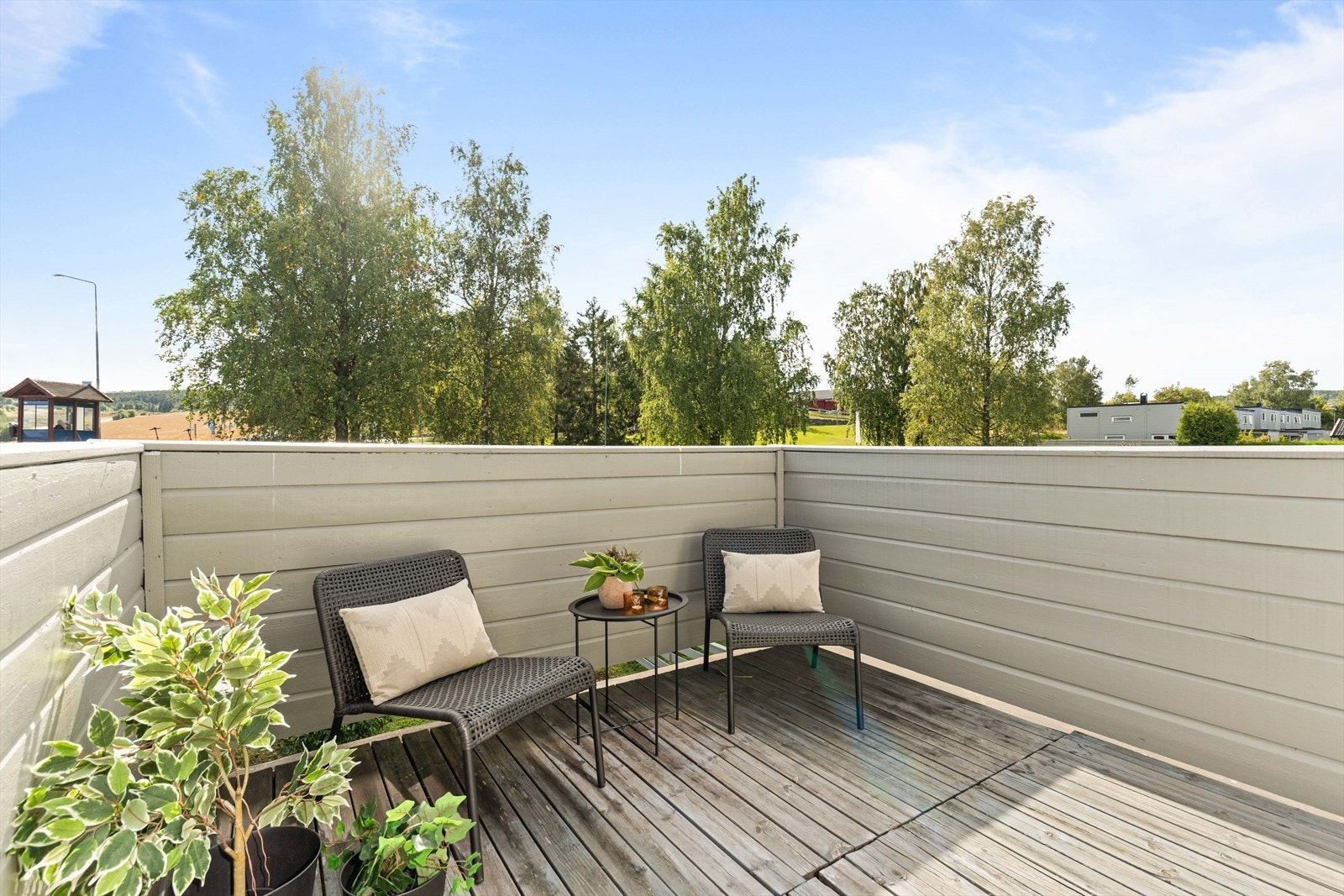 Takterrassen på ca. 9 m² gir et ekstra uteareal i 2. etasje og en fin mulighet til å nyte solen i mer private omgivelser. Galleribilde