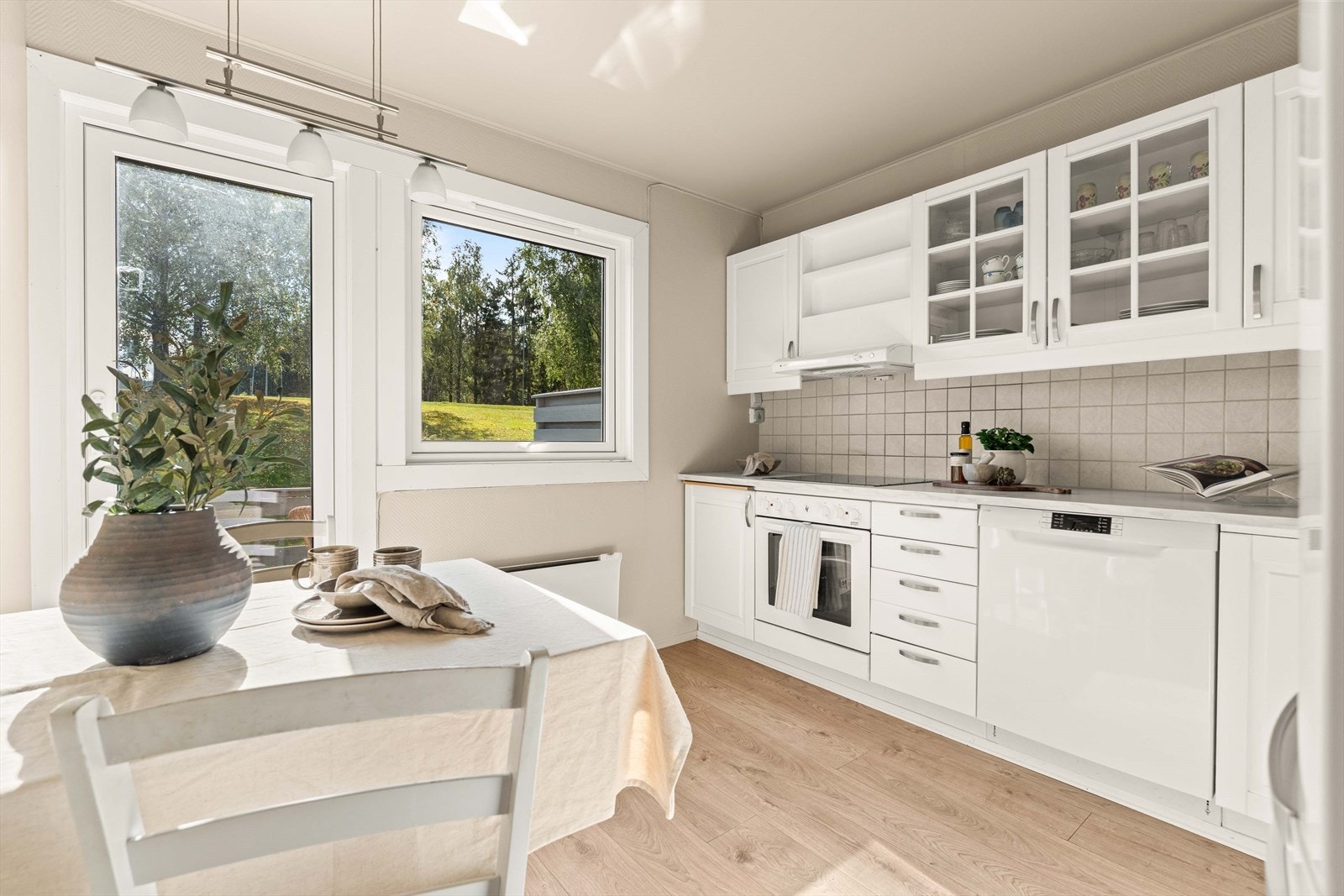 Kjøkkenet har plass til en hyggelig frokost- eller spiseplass ved vinduet - perfekt til dagens første kaffekopp. Galleribilde