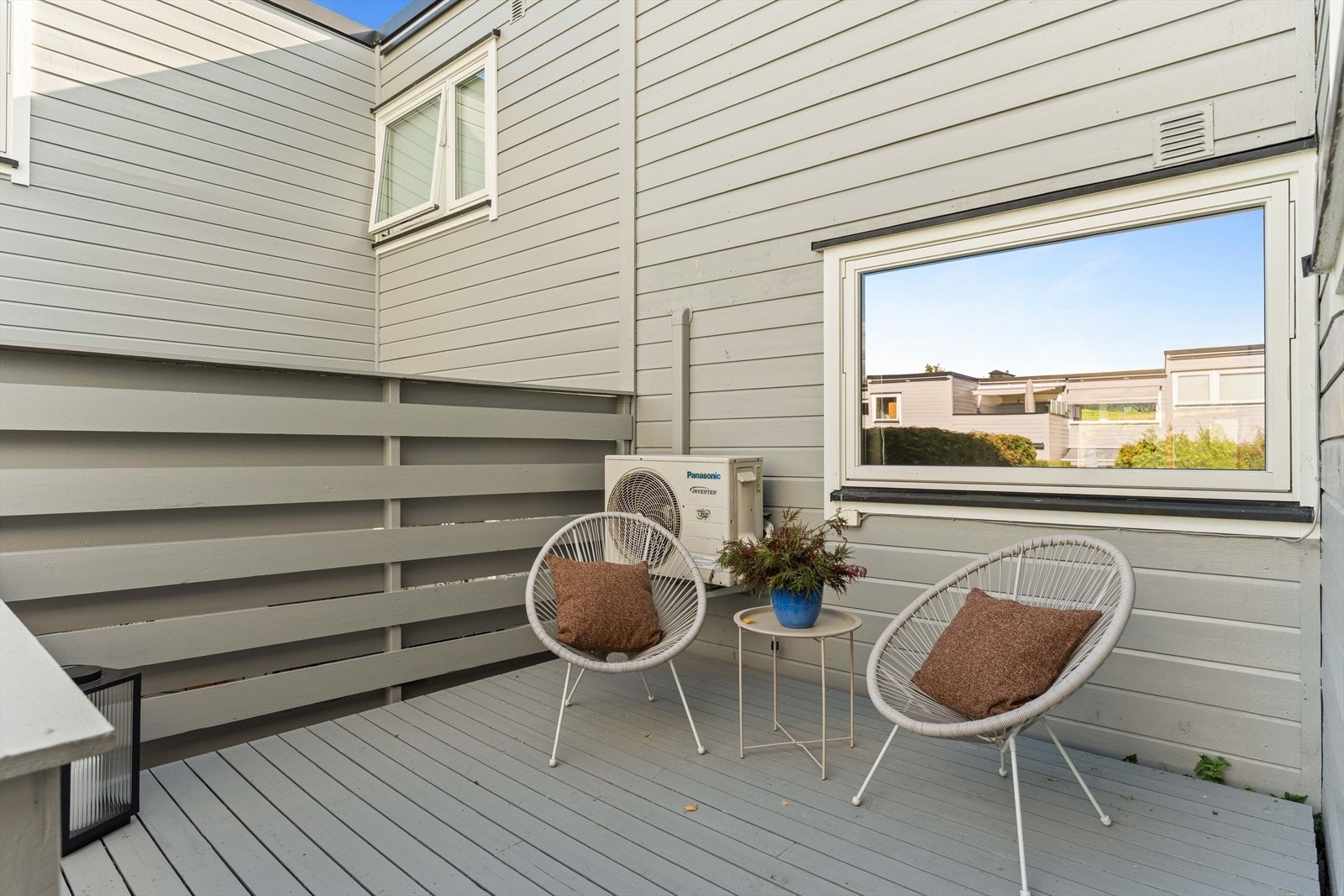 Ved inngangspartiet finnes en egen, skjermet terrasse - en hyggelig ekstra uteplass med plass til en liten sittegruppe. Galleribilde