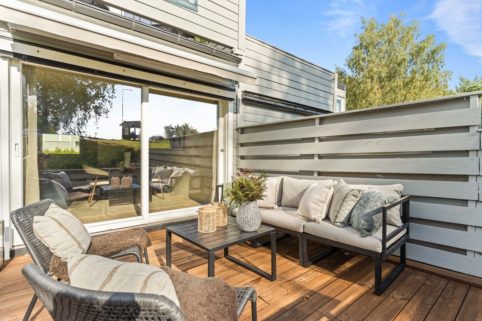 Skjermet terrasse med plass til en romslig loungegruppe - et hyggelig sted for rolige ettermiddager og lange sommerkvelder. Galleribilde