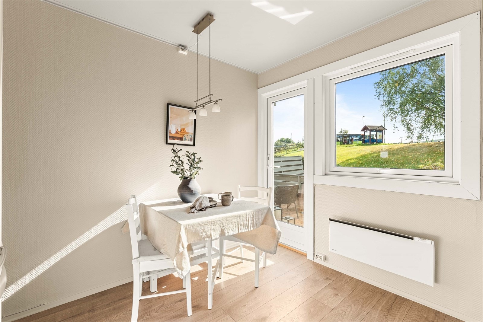 Spiseplassen på kjøkkenet ligger lyst og fint til med utsyn mot utearealene og direkte adkomst til terrassen. Galleribilde
