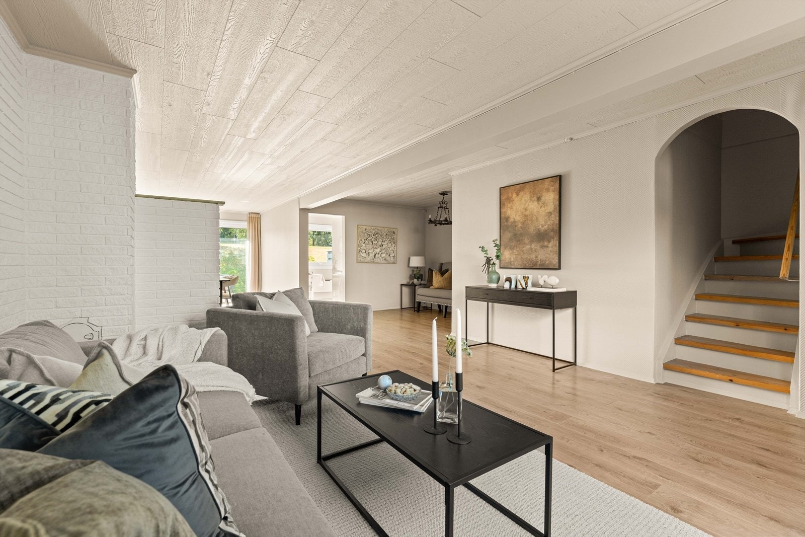 Den langstrakte stuen gir svært gode møbleringsmuligheter, med plass til både sofagruppe og spiseavdeling. Galleribilde
