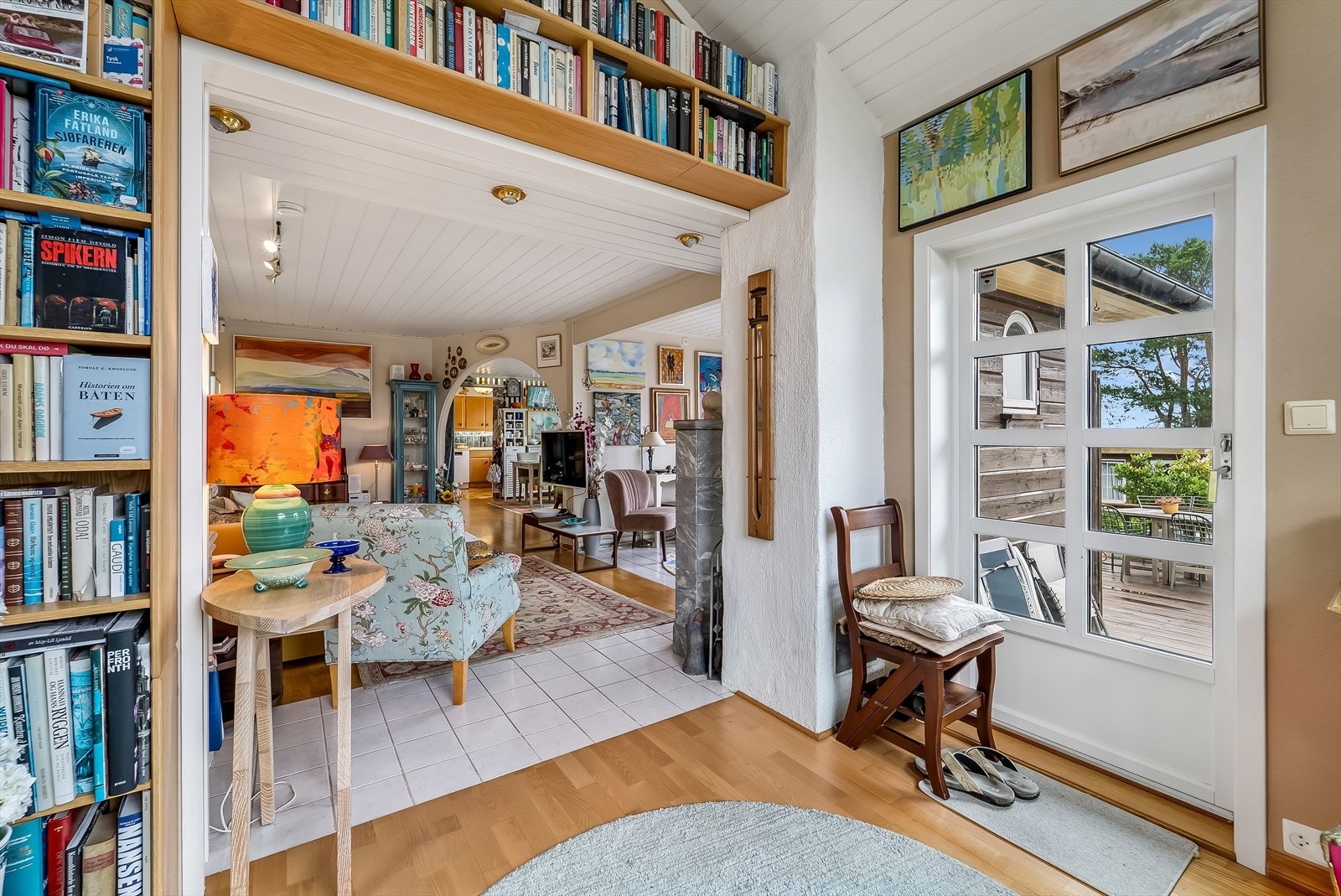 Utgang til terrassene på begge sider av boligen. Galleribilde