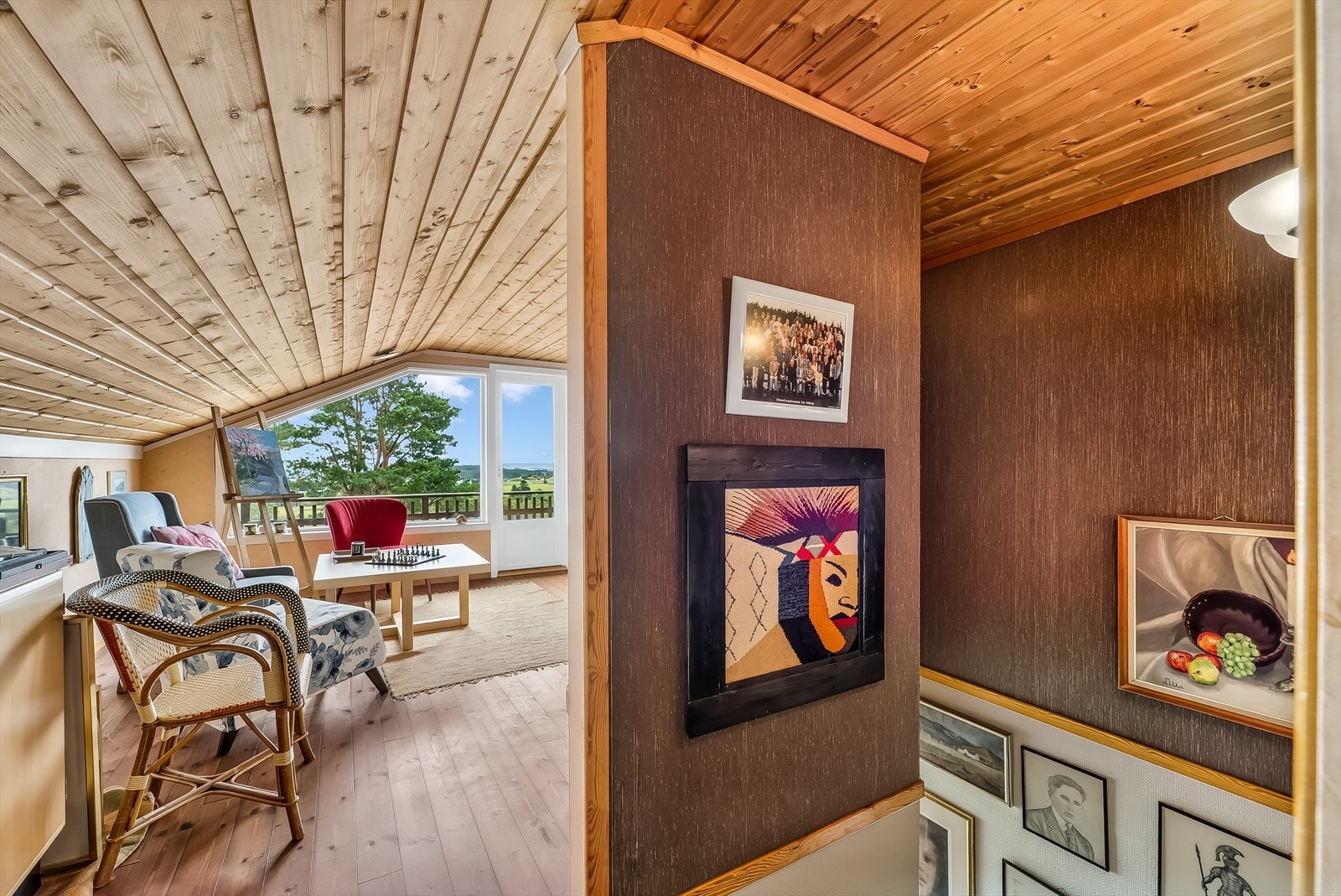 Flott loftstue med store vindusflater som slipper godt med lys inn og den flotte utsikten kan nytes fra flere hold. Galleribilde