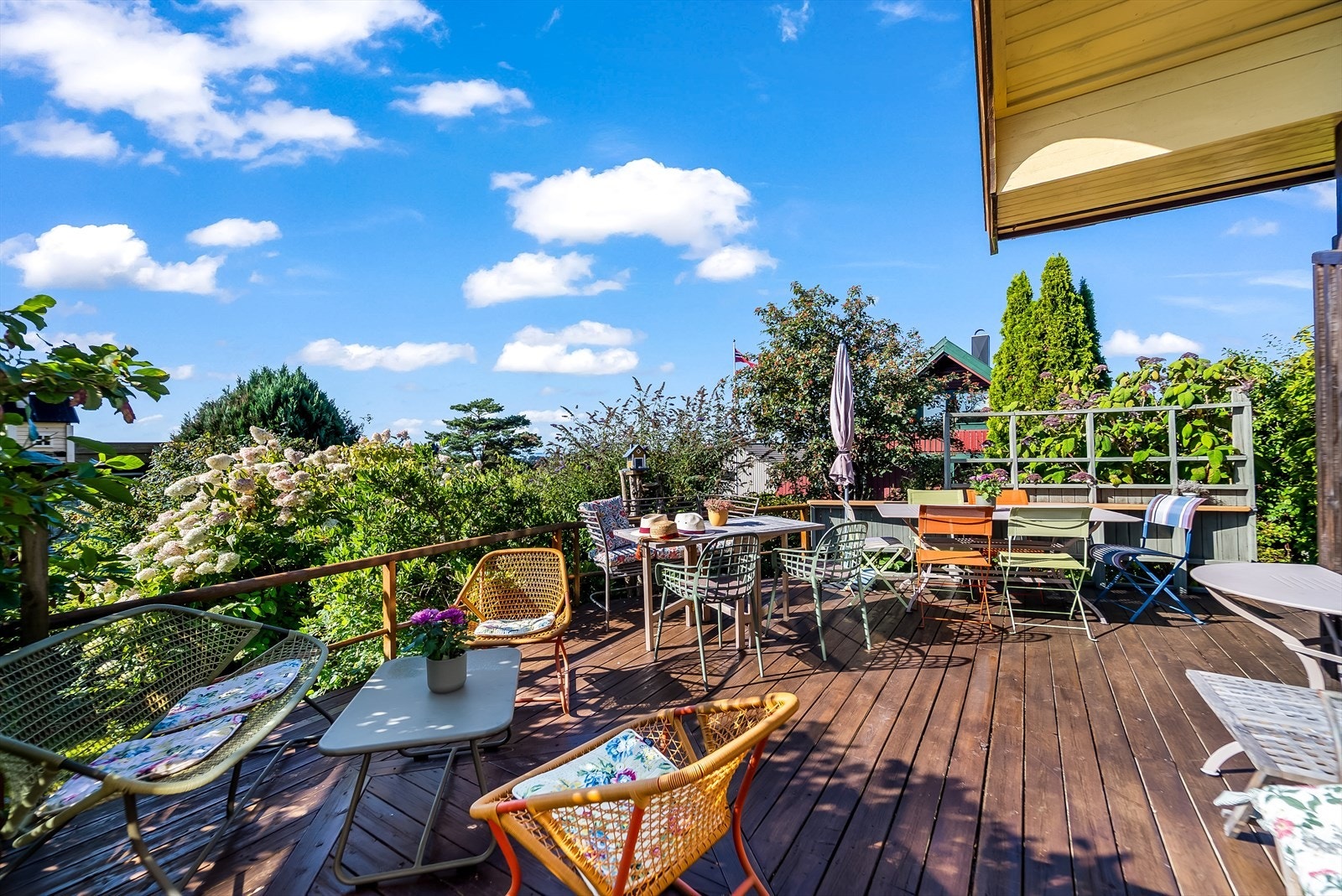Solrik terrasse med plass til utemøblement i soner. Galleribilde