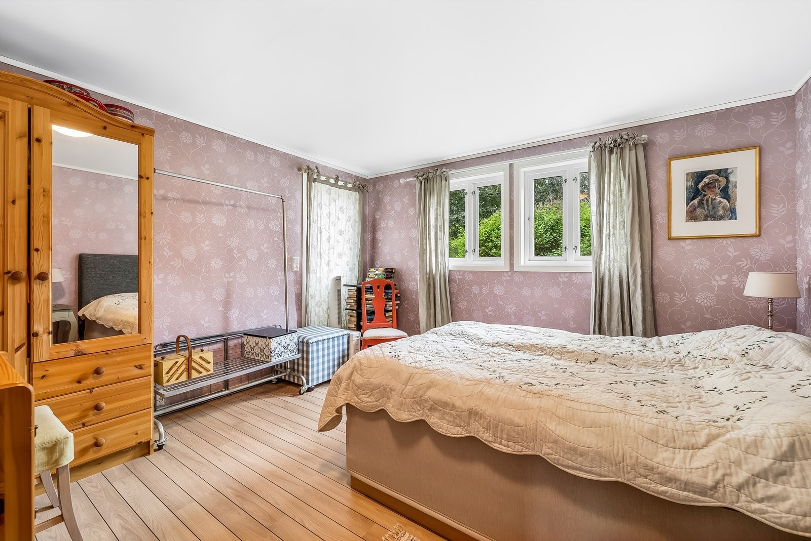 Soverom i 1. etasje med utgang til bakhagen. Galleribilde