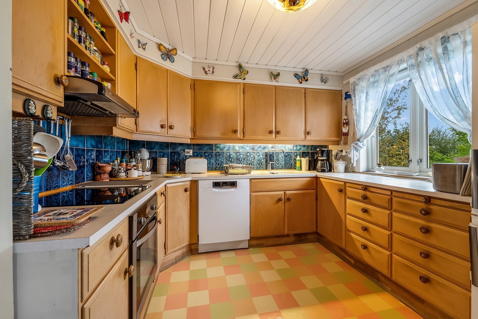 Hamrankjøkken med integrert komfyr ellers enkeltstående hvitevarer (medfølger). Galleribilde