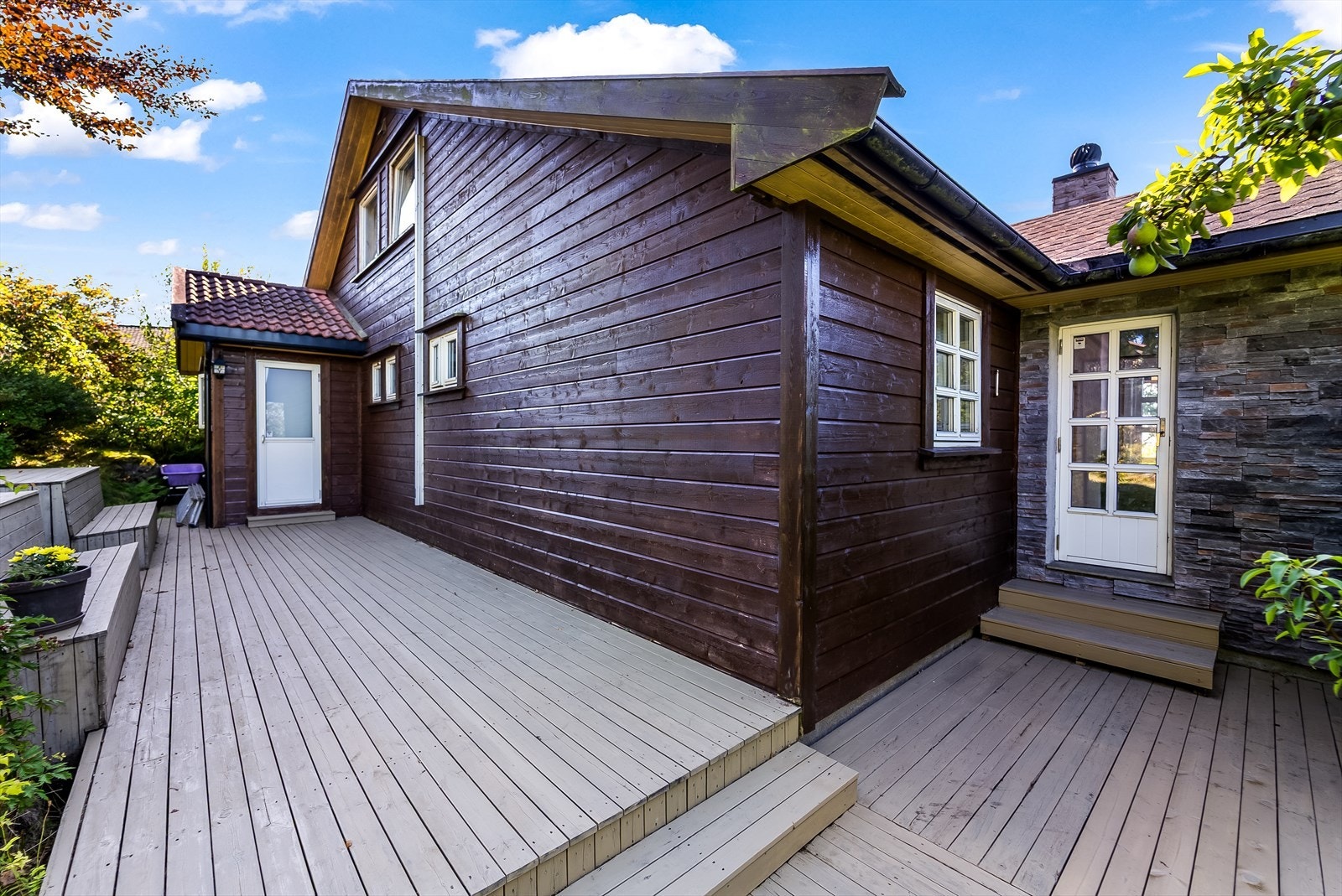 Terrasser rundt eiendommen. Galleribilde