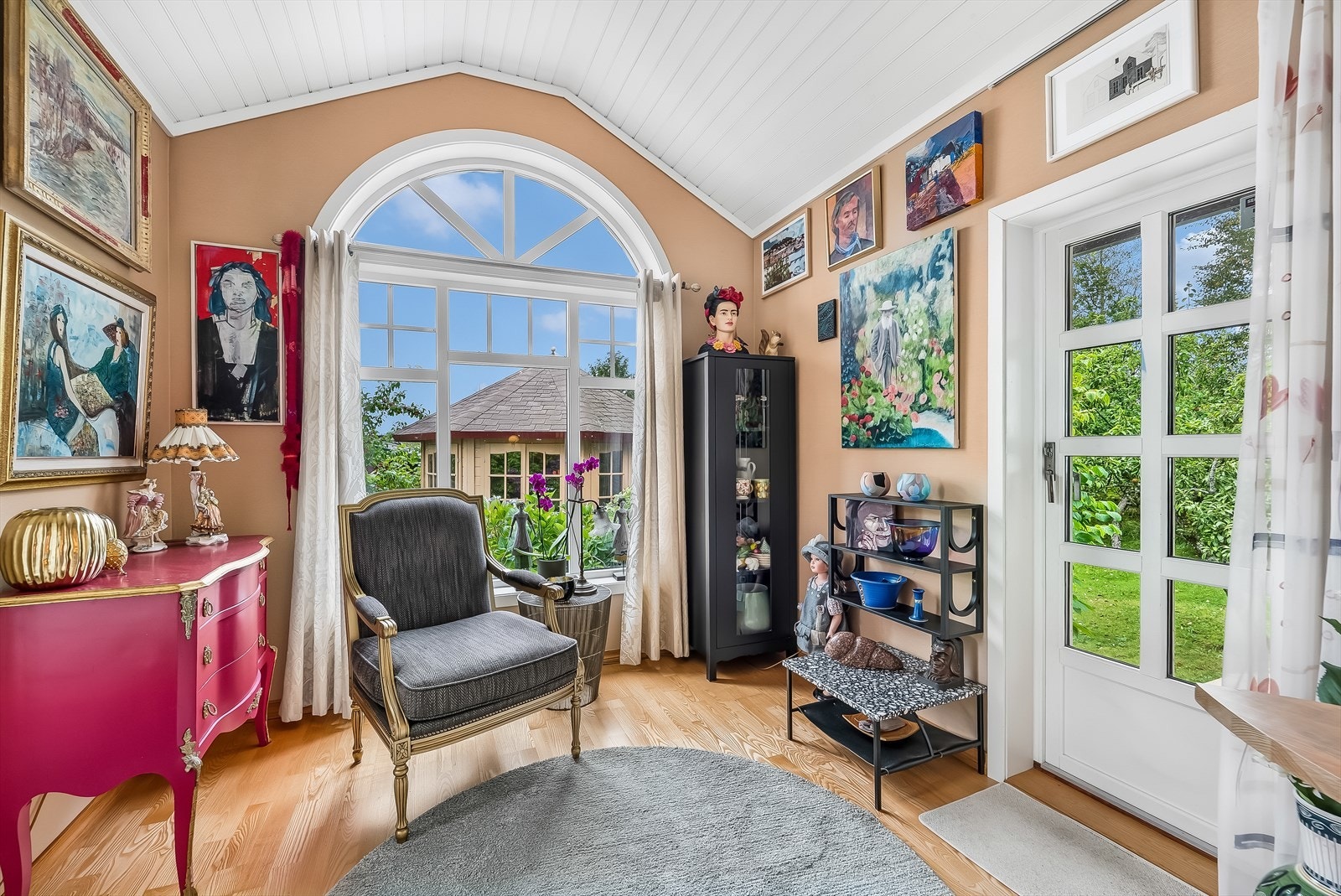 Bibliotek/avslapningssone med utgang til bakhagen. Galleribilde
