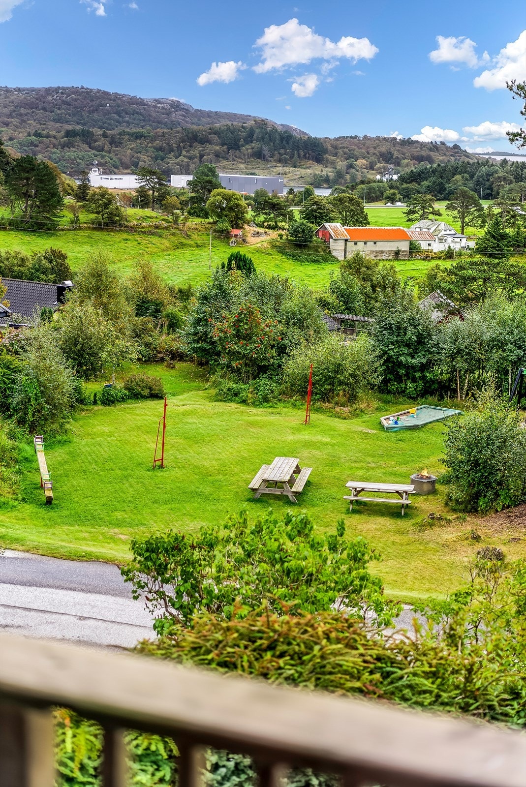 Utsikt ned til lekeplassen i området. Galleribilde