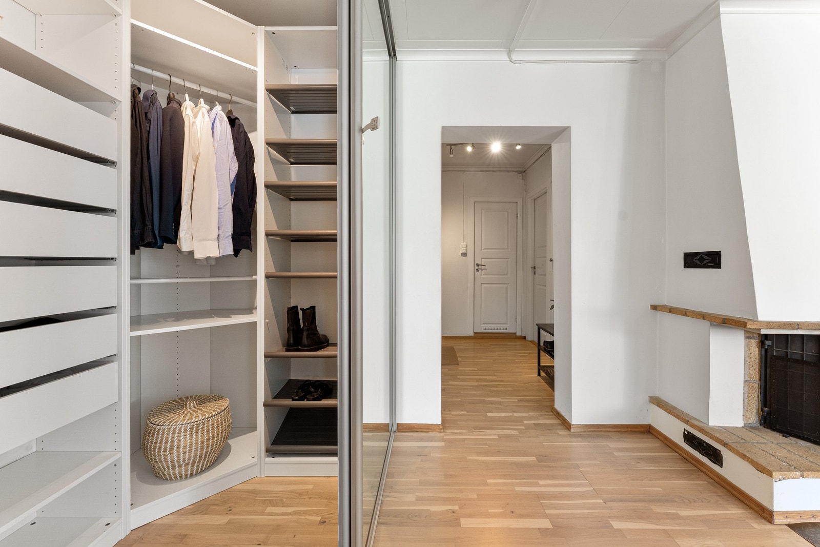 Leiligheten har god plass til garderobe og oppbevaring bl.a. i en stor skyvedørsgarderobe Galleribilde