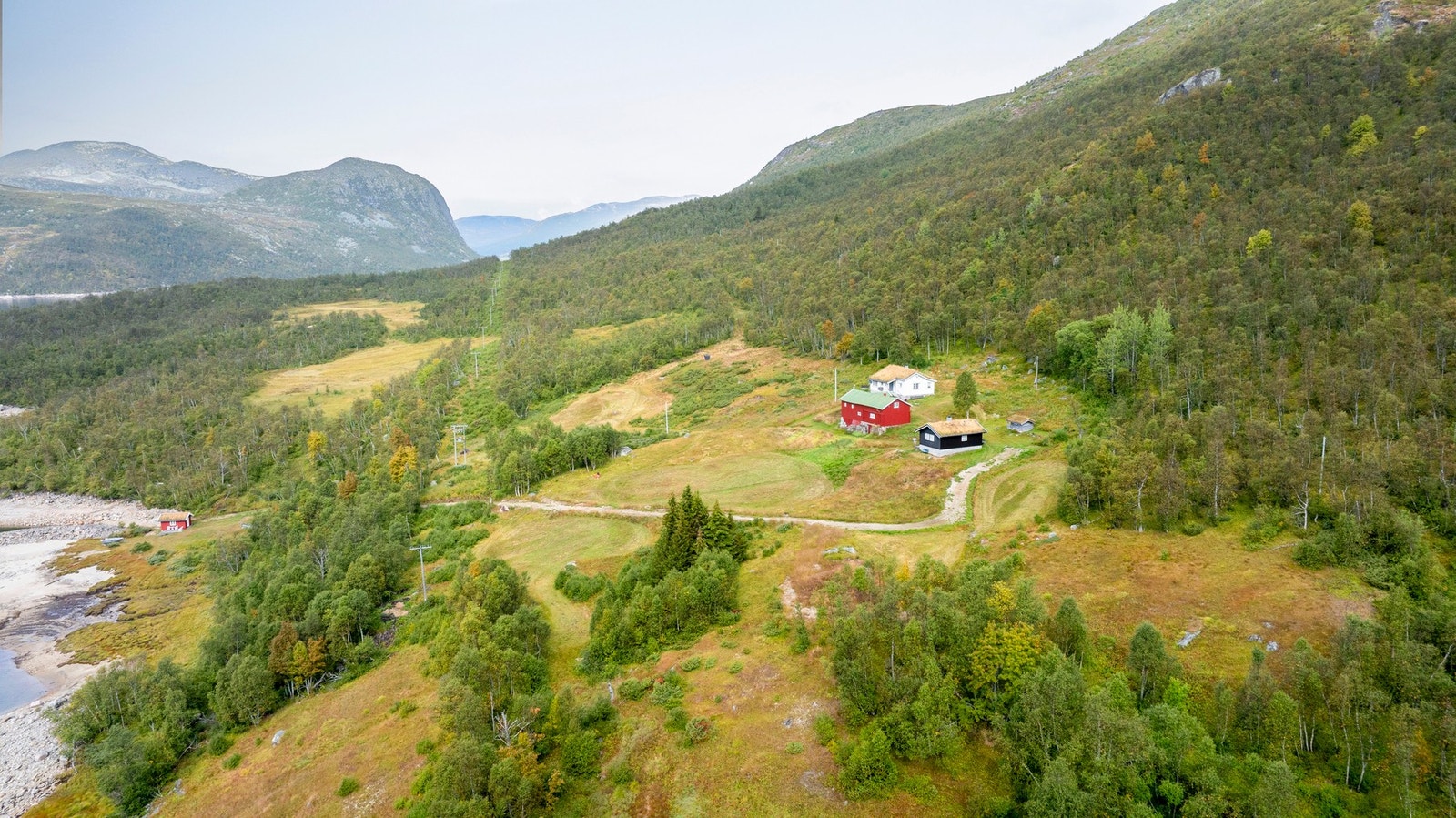 Tunet er pent opparbeidet med bla. våningshus, hytte og låve. Eiendommen er på totalt 4.555 dekar Galleribilde