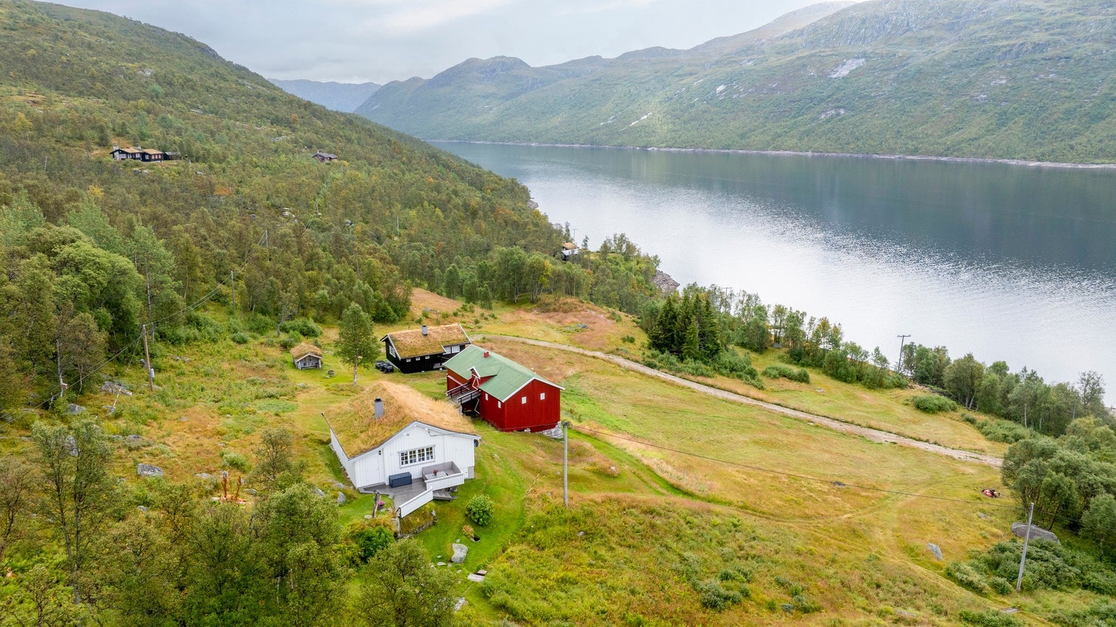 Eiendommen har jaktrett på villrein, elg og småvilt. I tillegg fiskerett i Møsvatn og i eget vann på fjellet Galleribilde