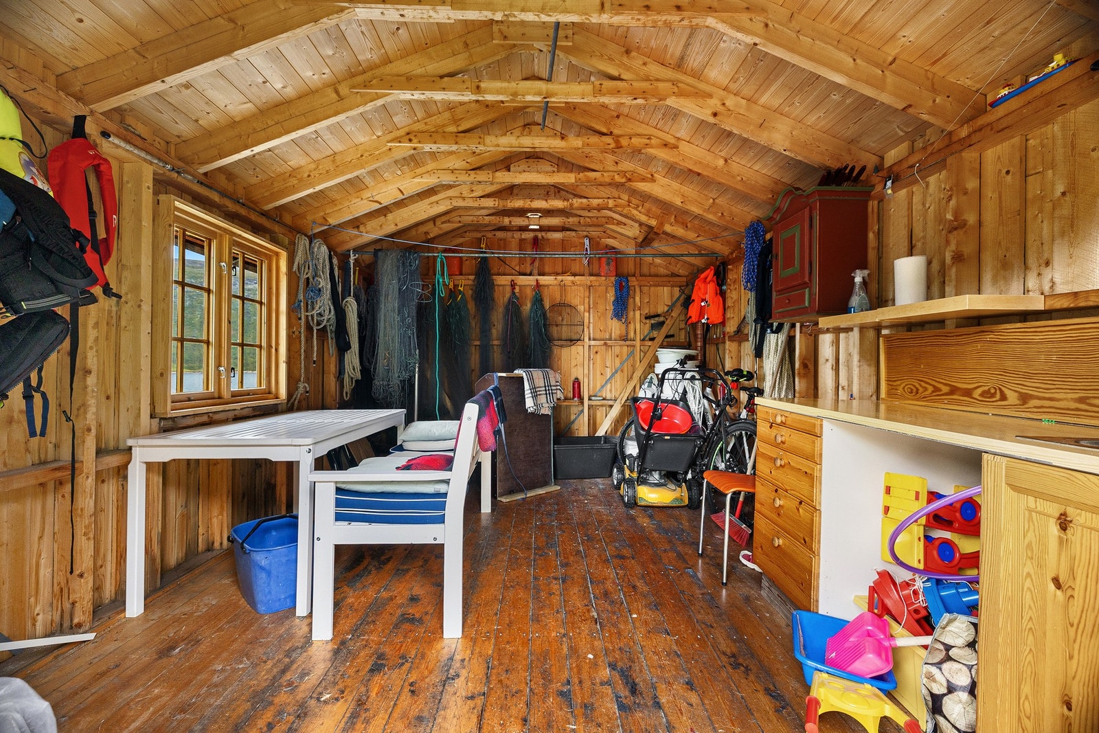Fiskebua er perfekt for oppheng av garn og lagring av annet utstyr Galleribilde