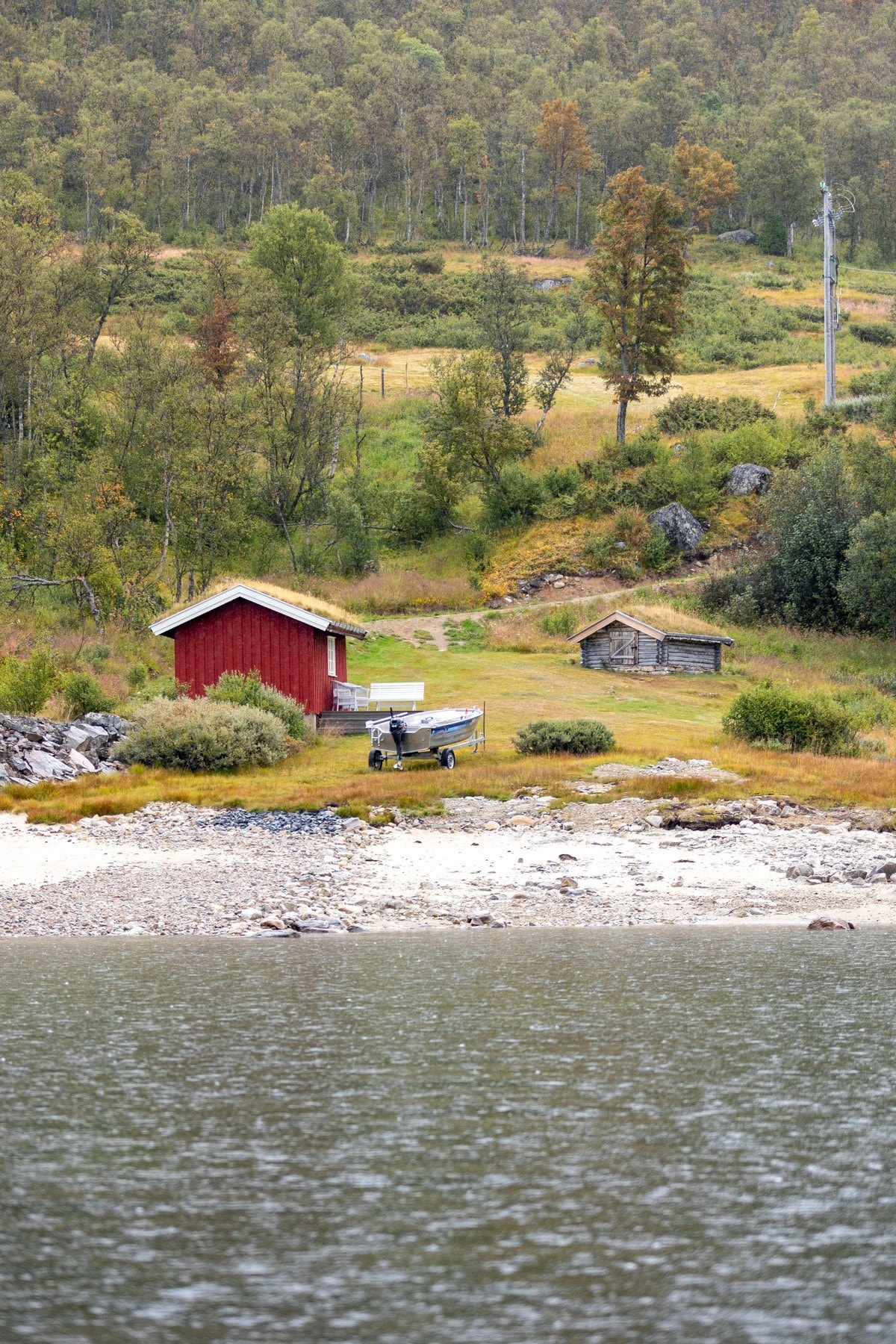 Juve har egen molo og en flott fiskebu i tilknytning til Møsvatn Galleribilde