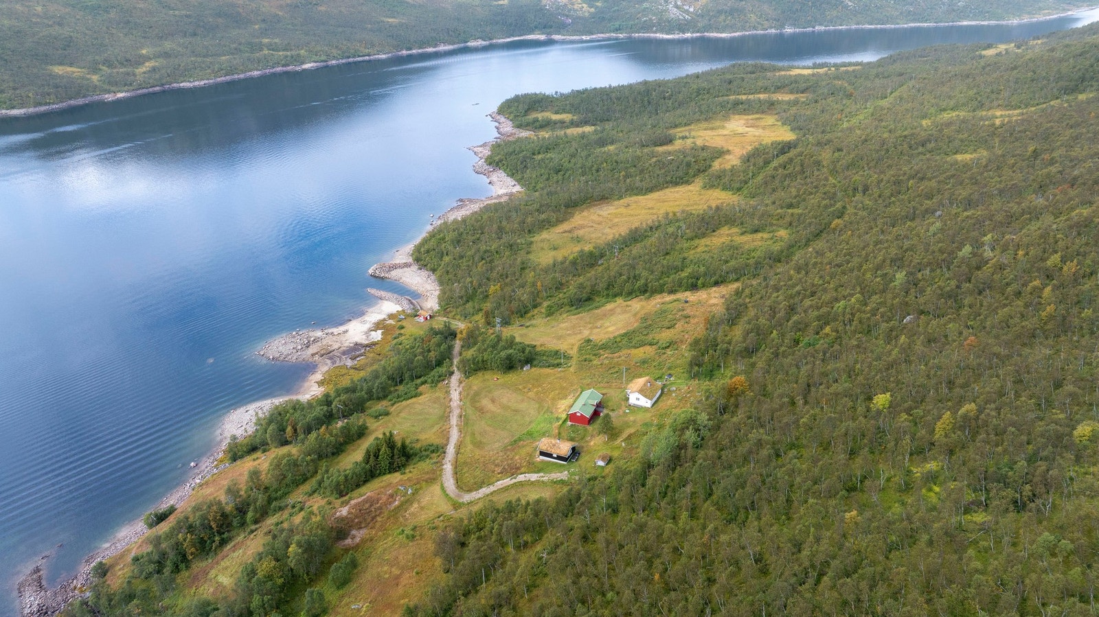 Eiendommen ligger veiløst til ved Møsvatn i Vinje kommune ved foten av Hardangervidda Galleribilde