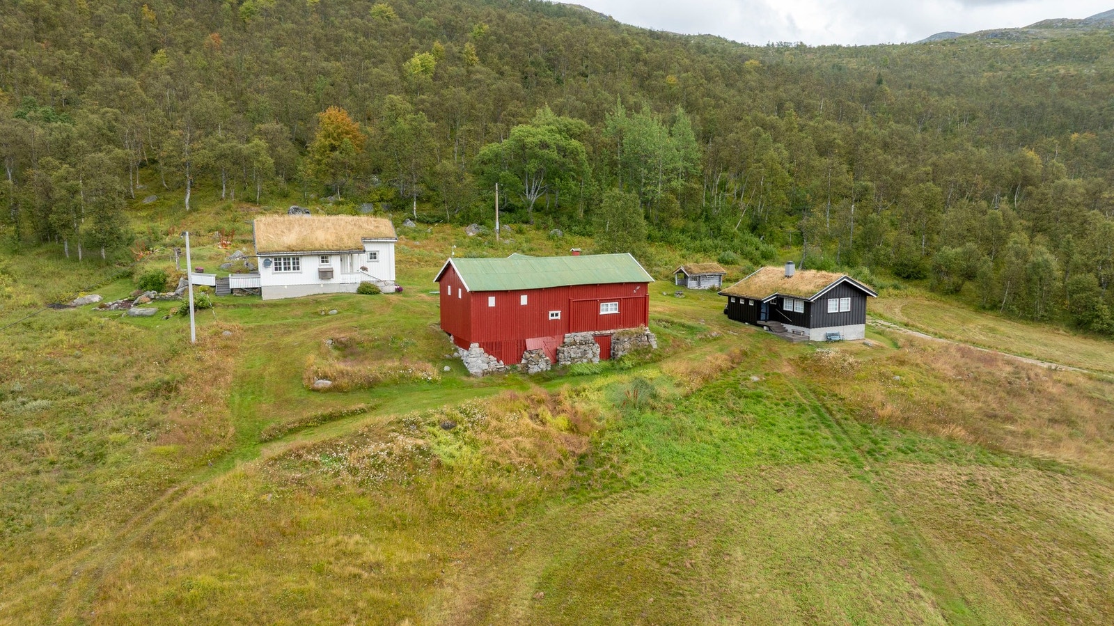 Bygningsmassen fremstår velholdt og i god stand Galleribilde