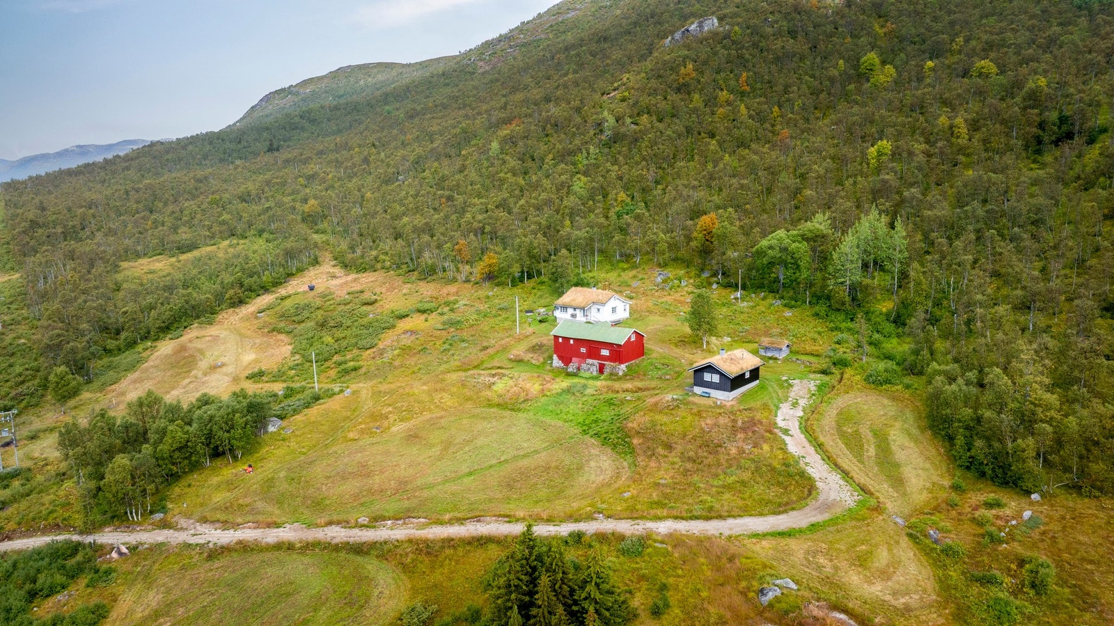 Tunet er plassert på en liten flate noen meter over Møsvatn Galleribilde