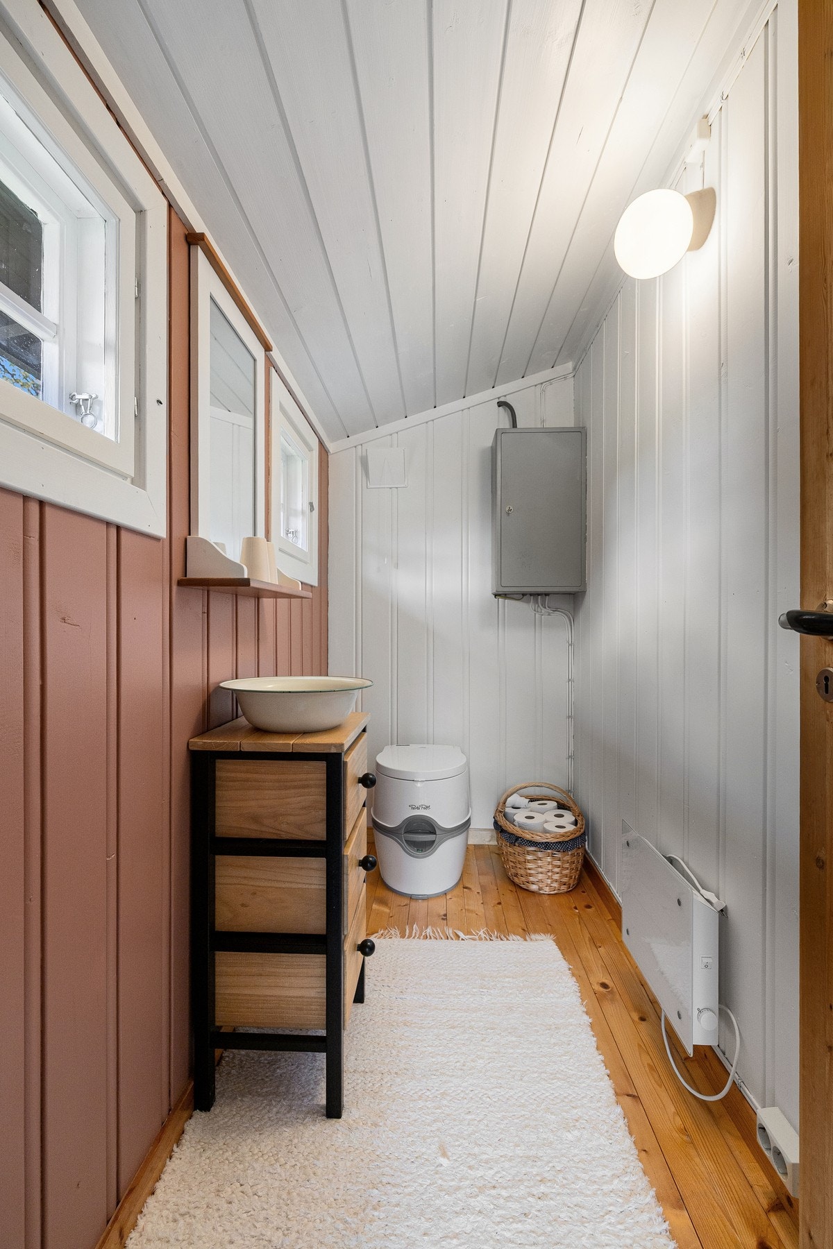 Toalettrom med porta potti som ble oppgradert i 2023 Galleribilde