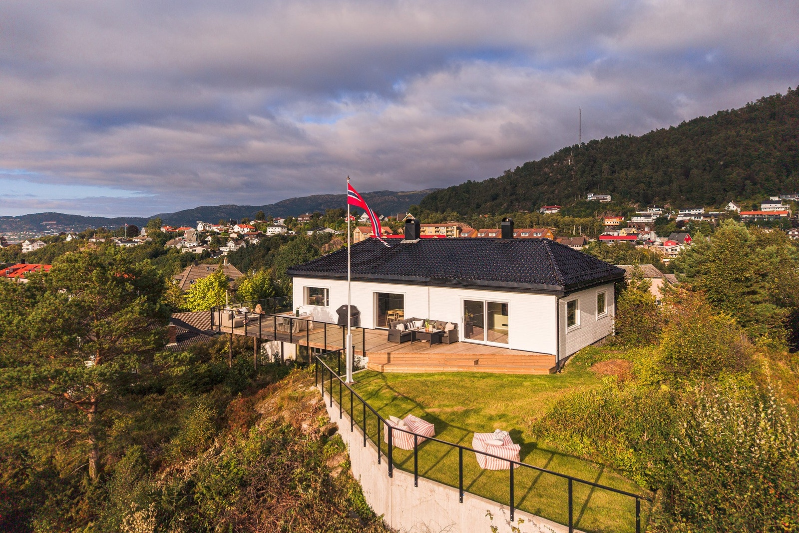 En usedvanlig flott eiendom med nydelig utsikt og meget gode solforhold. Galleribilde
