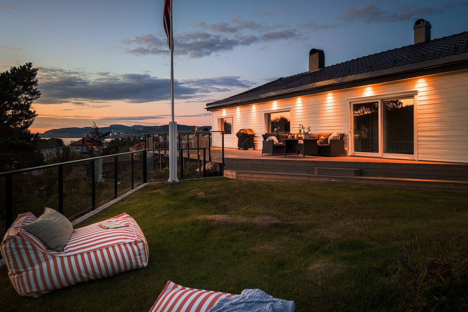 Huset har glassert takstein | Alle terrassedekker er beiset i 2026 og fasaden er nymalt i 2026 Galleribilde