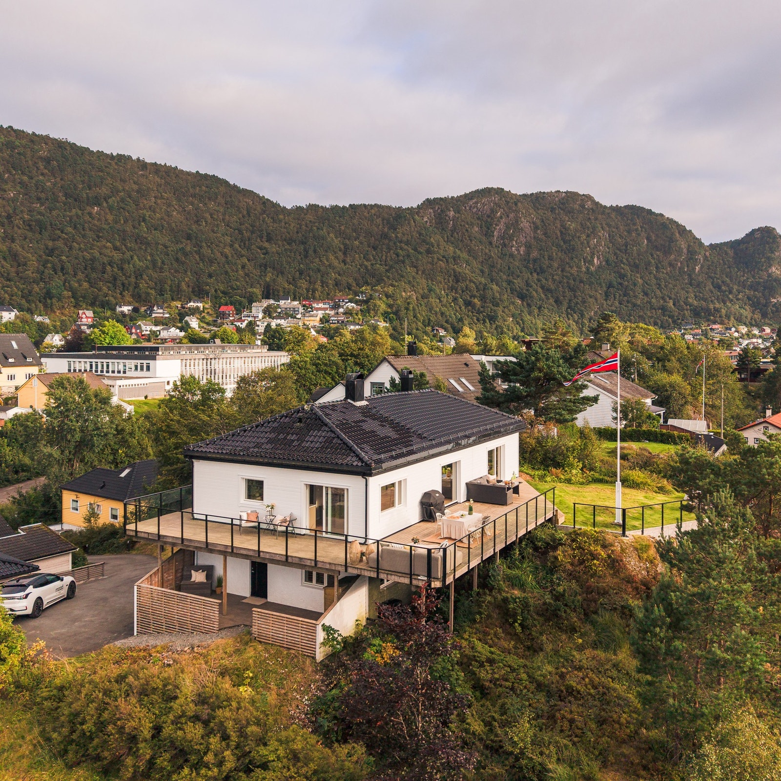 Hageleiligheten har egen skjermet inngang med utvendig adkomst. Tilhørende terrasse på ca. 24 m². Galleribilde