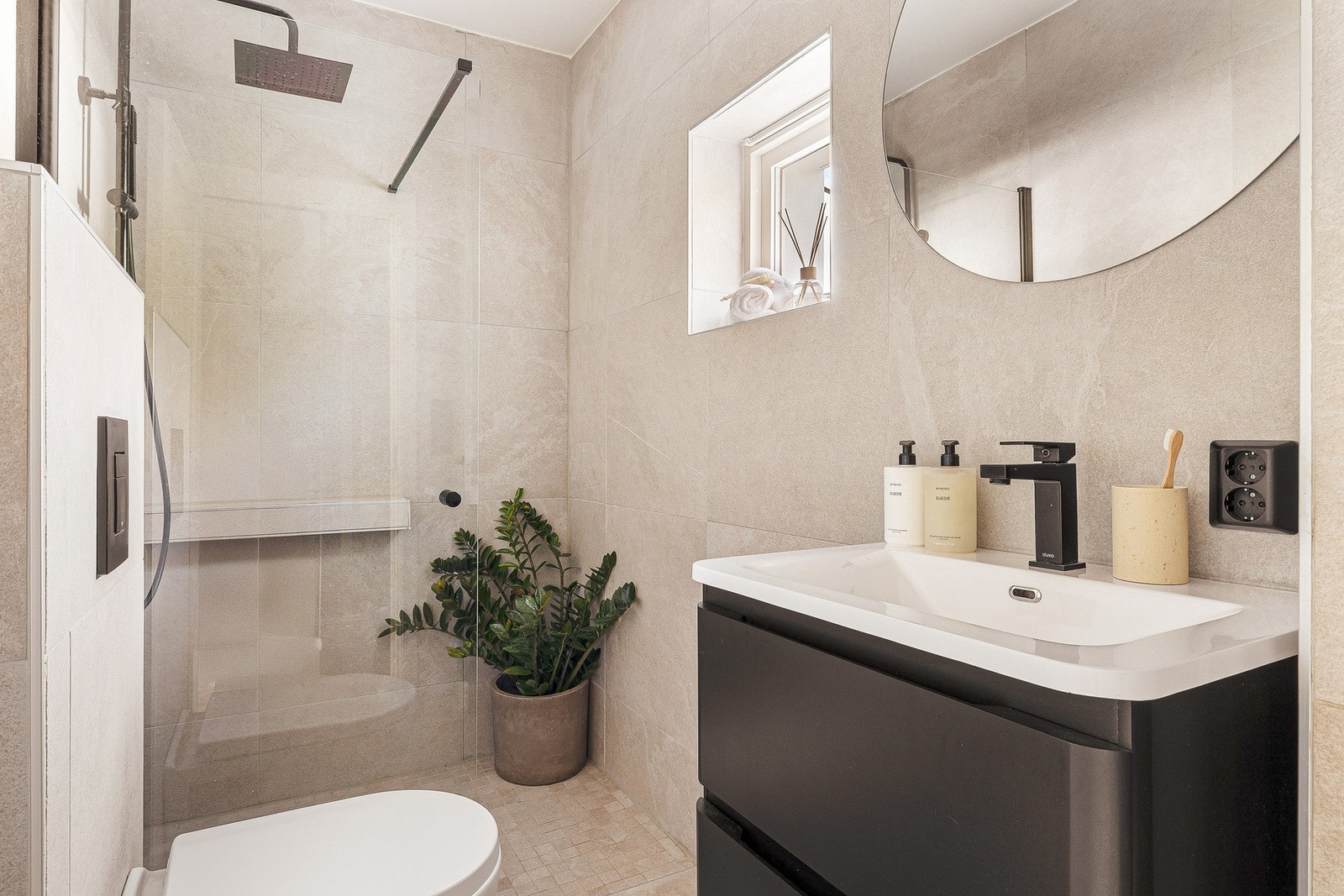 Badet i hovedetasjen er innredet med en delikat fargepalett som står i stil til resten av boligen Galleribilde