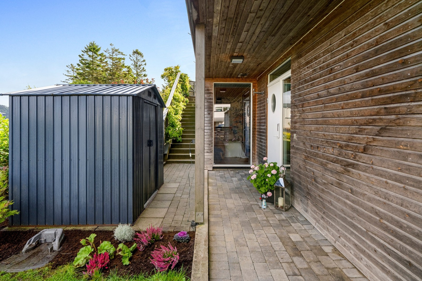 Ved inngangspartiet, har man utvendig bod, og trapp opp til terrassen. Galleribilde