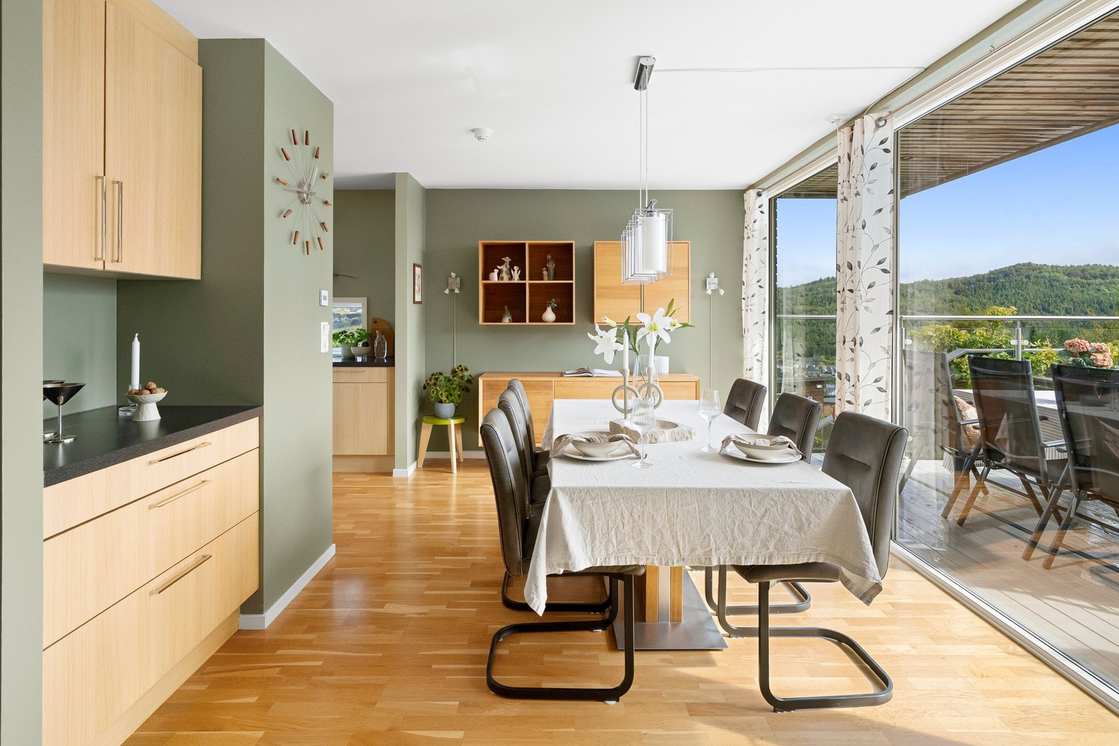 Spisestuen er romslig, med plass til stort spisebord. Galleribilde