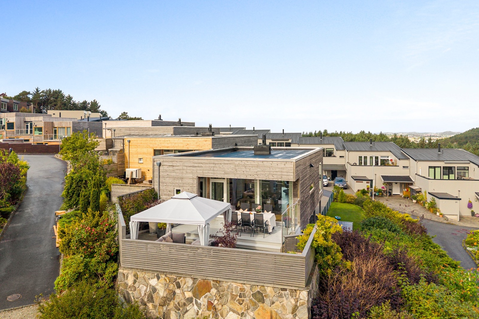 Her får du kombinasjonen av spennende arkitektur, gode utearealer og en familievennlig planløsning. Galleribilde