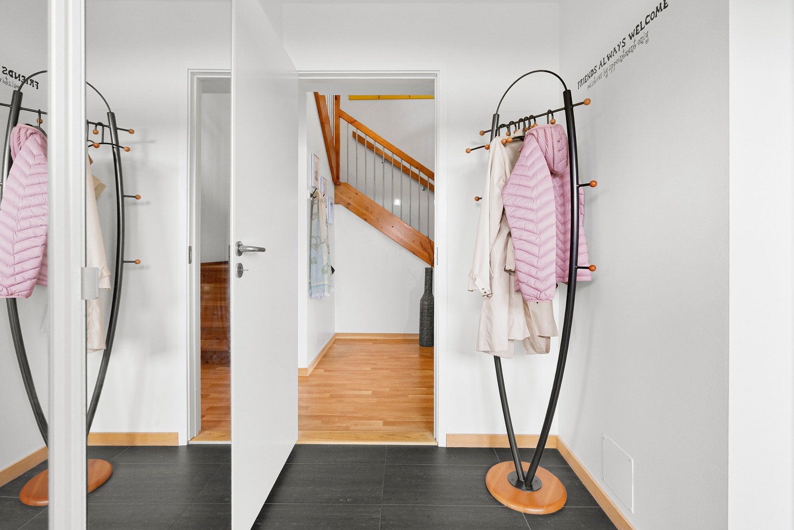 Praktisk entré med garderobe på begge sider. Galleribilde