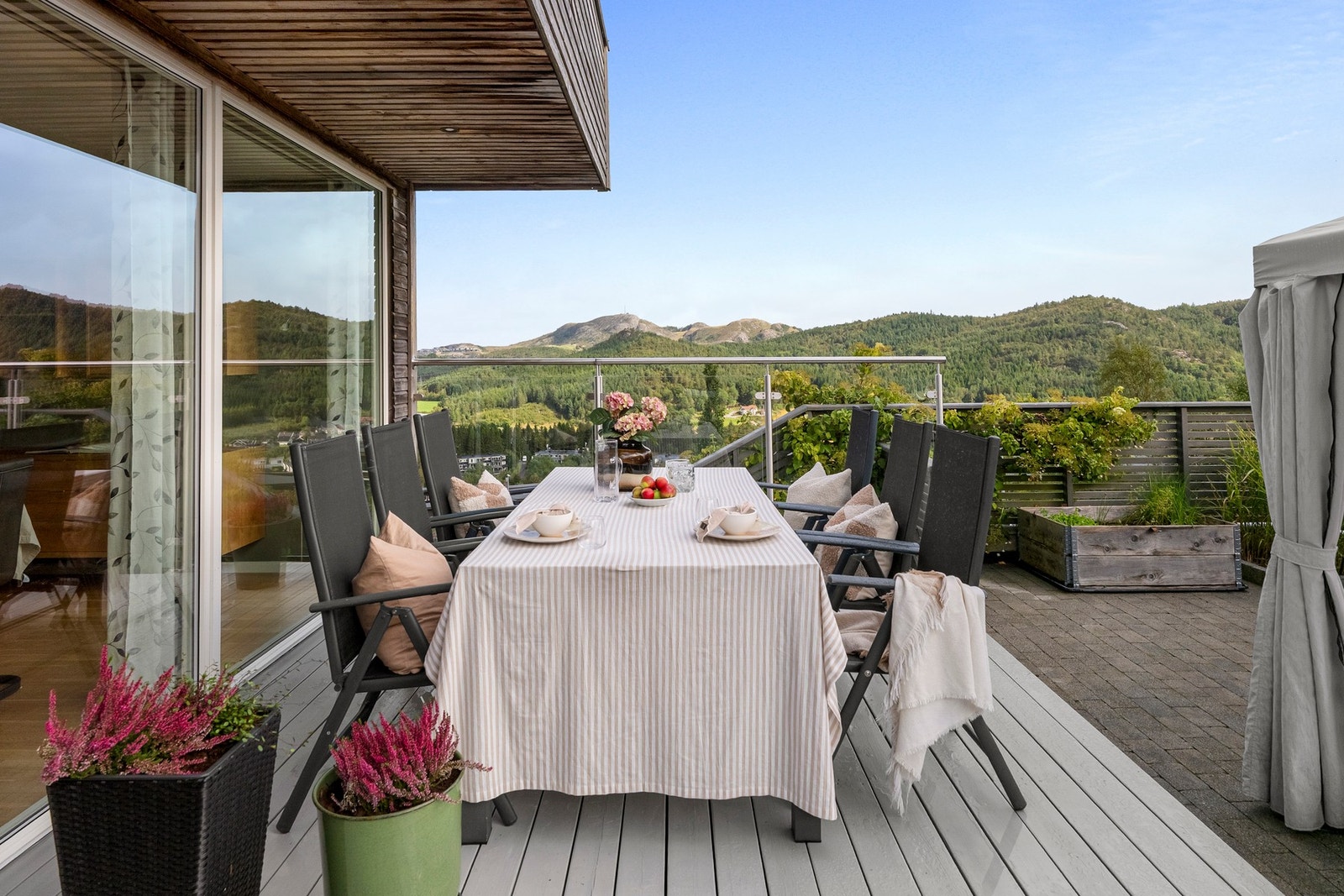 Terrassen er en naturlig forlengelse av stuen på sommerhalvåret. Galleribilde