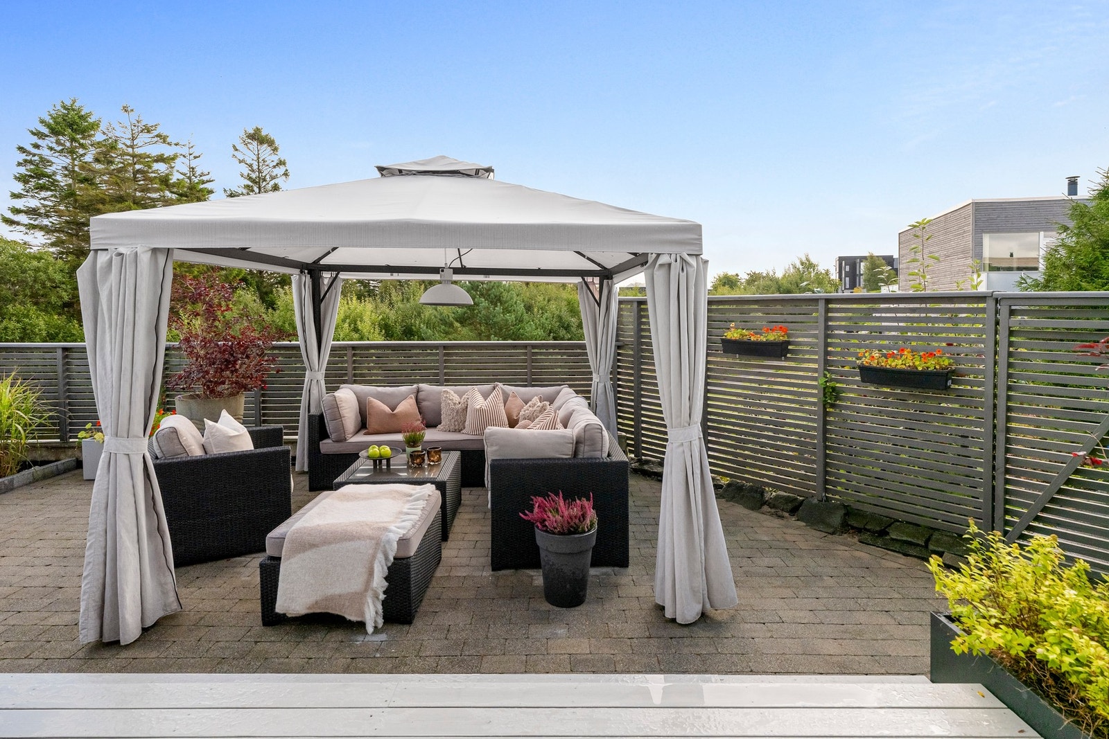 Med flere nivåforskjeller og ulike materialvalg som terrassebord og belegningsstein, får uteområdet et spennende uttrykk med naturlig inndeling i flere soner. Galleribilde