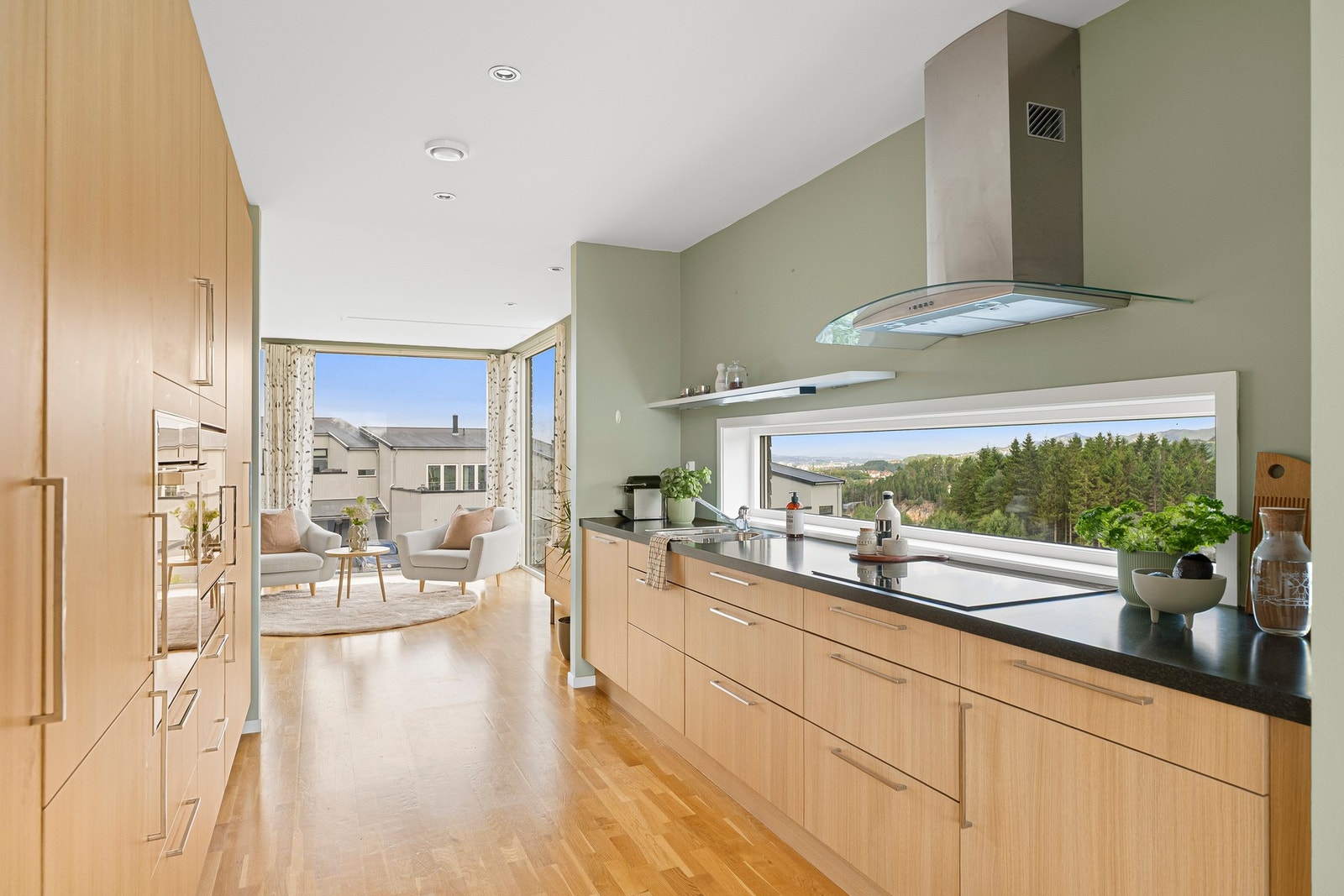 God benkeplass og rikelig med oppbevaring gir et kjøkken som fungerer like godt i hverdagen som når huset fylles med gjester. Galleribilde