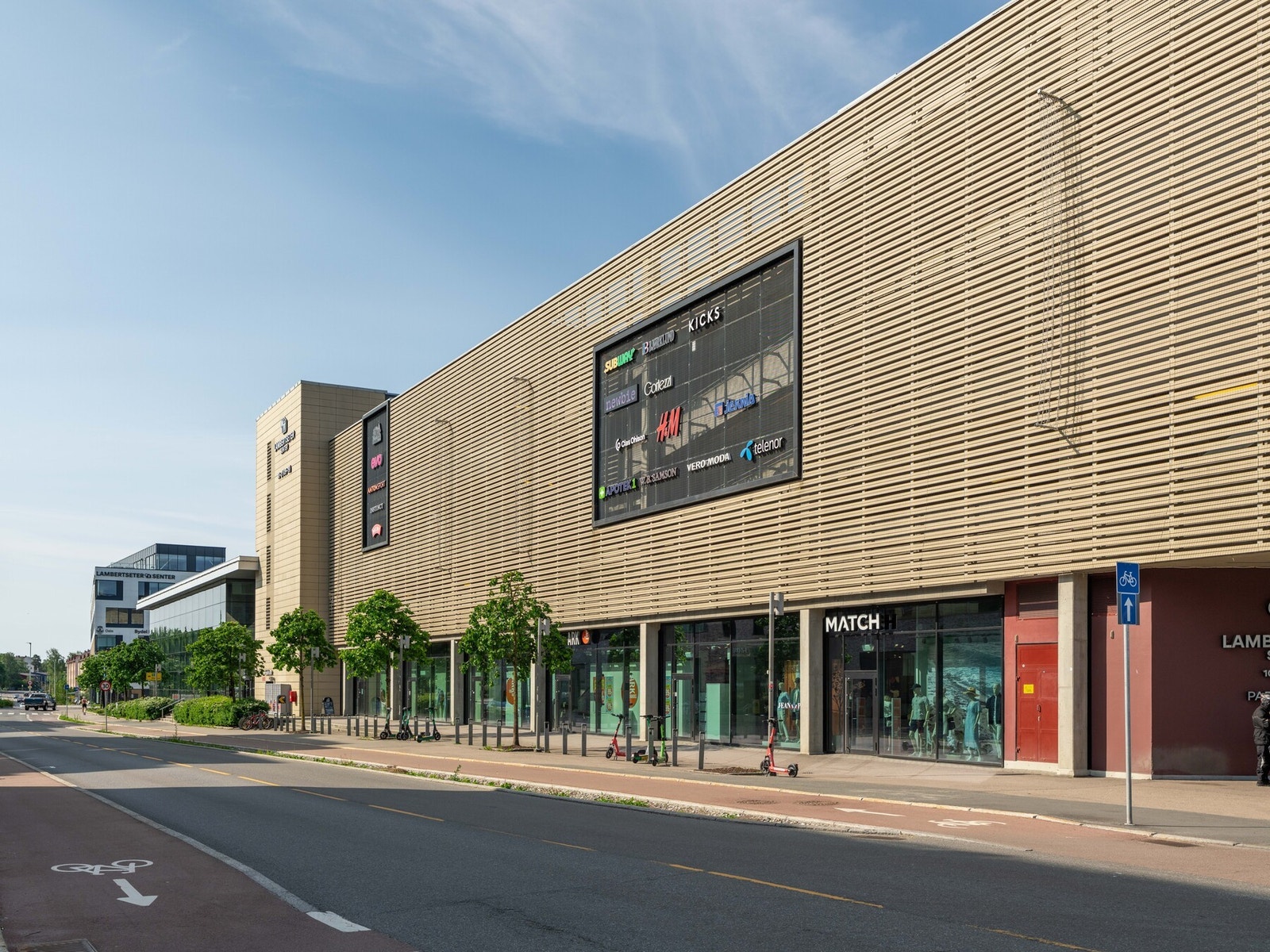 I tillegg er det kort vei til Lambertseter senter med et bredt utvalg av servicetilbud Galleribilde