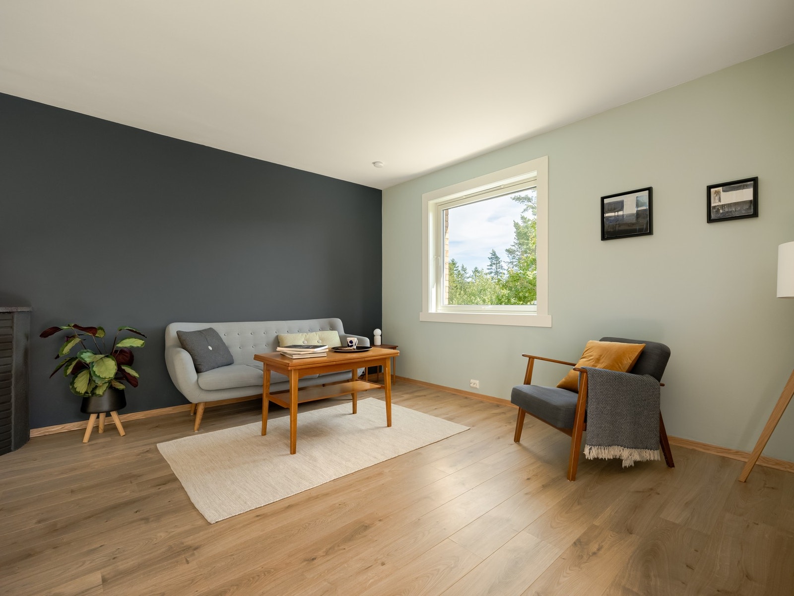 I stuen er det rikelig med plass til større sofagruppe med salongbord. Galleribilde