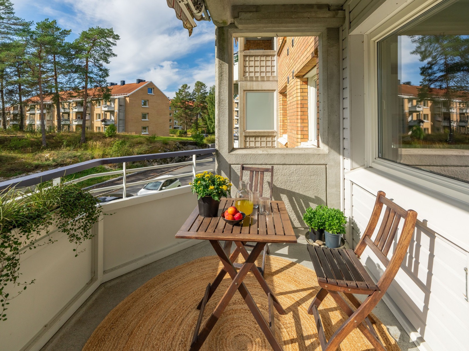 Balkongen er målt til 6 kvm. Her er det god plass til utemøbler og gjester. Galleribilde
