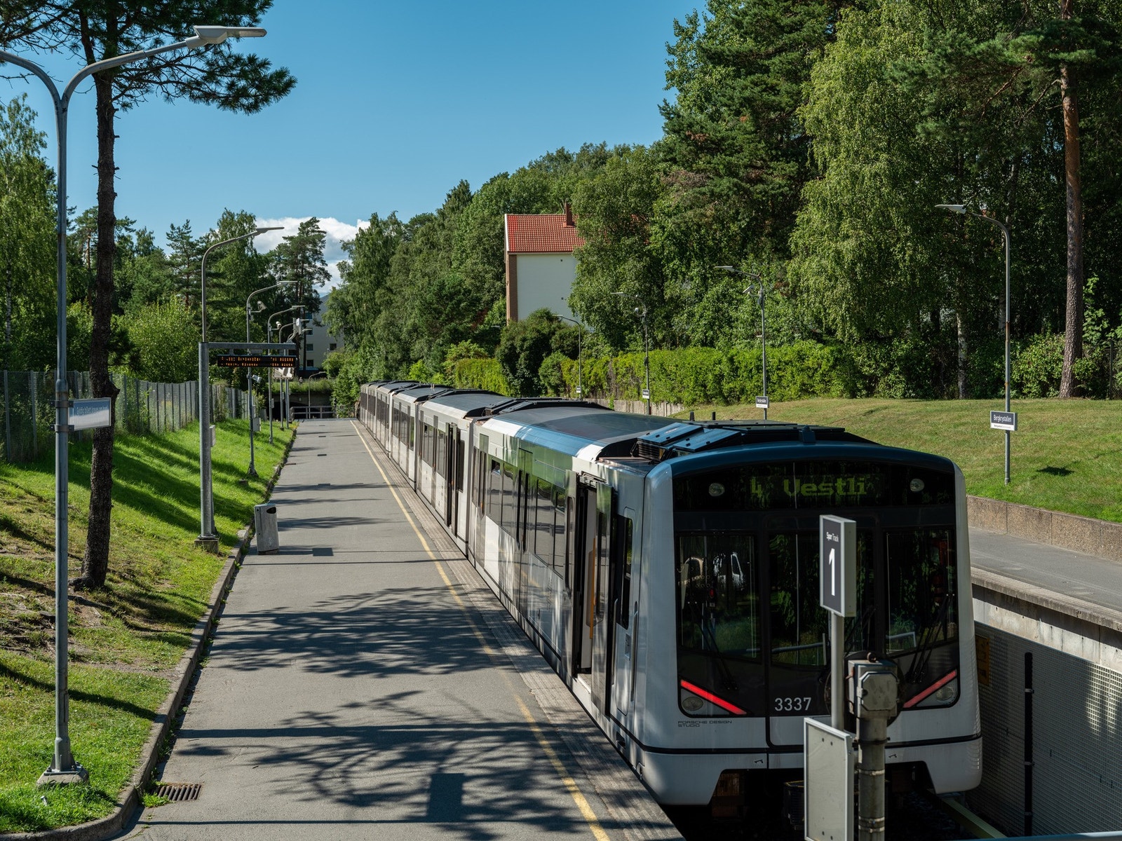 Bergkrystallen t- banestasjon bare få minutter gange fra boligen. Galleribilde
