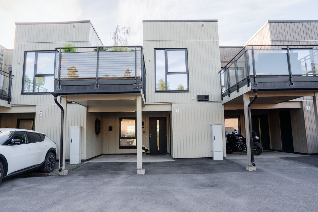 To parkeringsplasser forran huset. Galleribilde