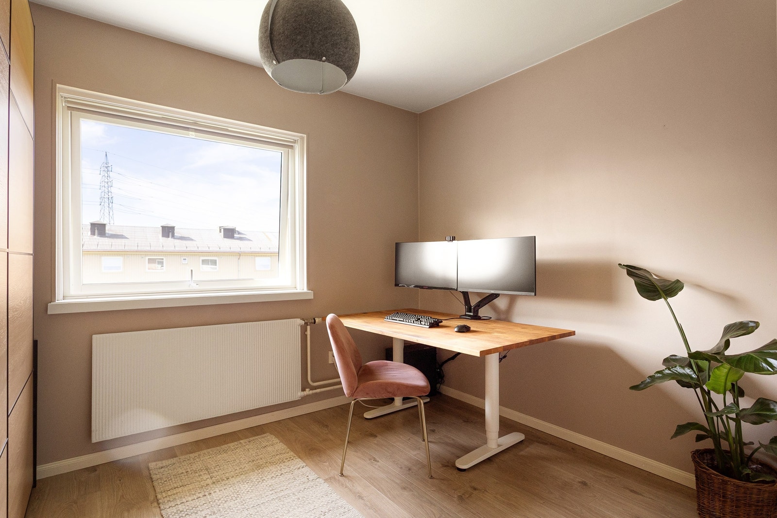 Soverom 2 er et lyst og hyggelig rom med fleksible bruksmuligheter - perfekt som gjesterom, barnerom eller hjemmekontor. Galleribilde