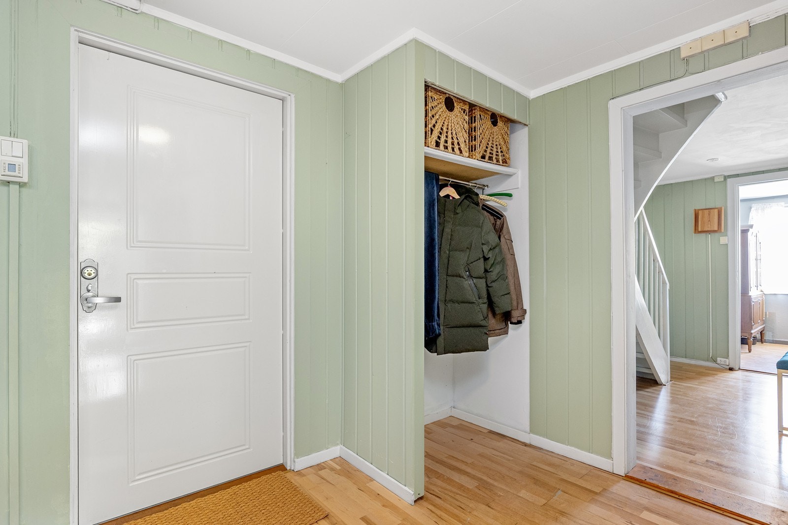 Skyvedørsgarderobe gir praktisk oppbevaringsløsning i entréen. Galleribilde