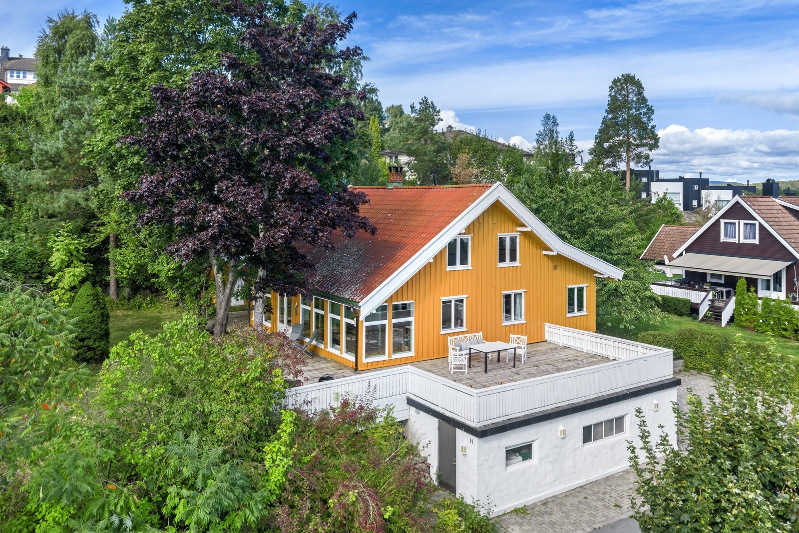 Innkjørsel og parkering er belagt med stein, som gir en solid grunn. Galleribilde