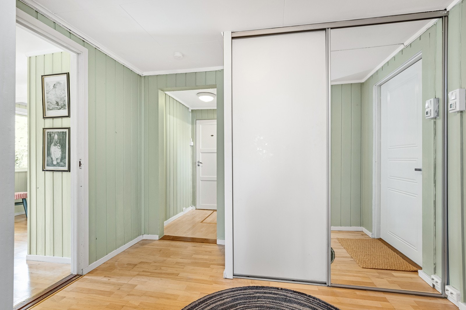 Entréen har praktisk skyvedørsgarderobe som gir god oppbevaringsplass. Galleribilde