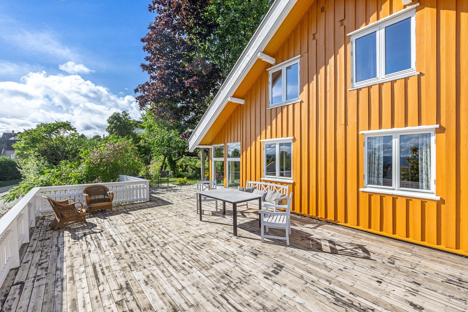 Terrassebordene fra inngangspartiet er slitte med behov for vedlikehold. Galleribilde