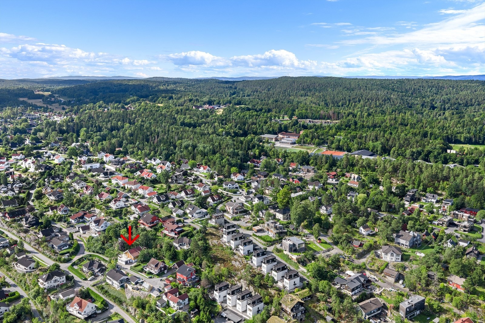 Eiendommen har en attraktiv beliggenhet med nærhet til skog og natur. Galleribilde