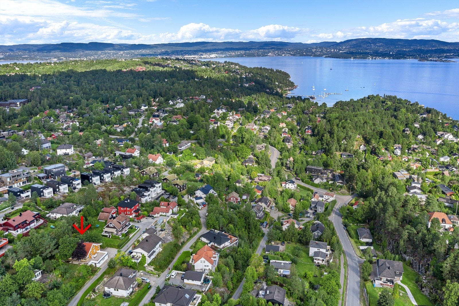 Tomten ligger i et etablert boligområde med kort avstand til natur og sjø. Galleribilde