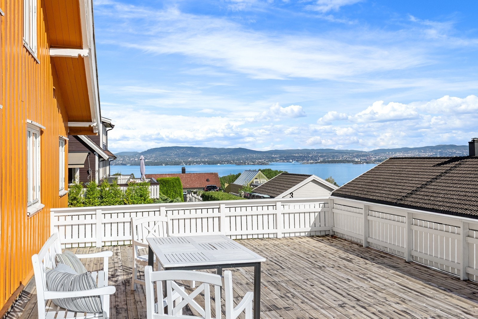 Treterrassen fra stuen har stedvis slitasje på terrassebordene. Galleribilde