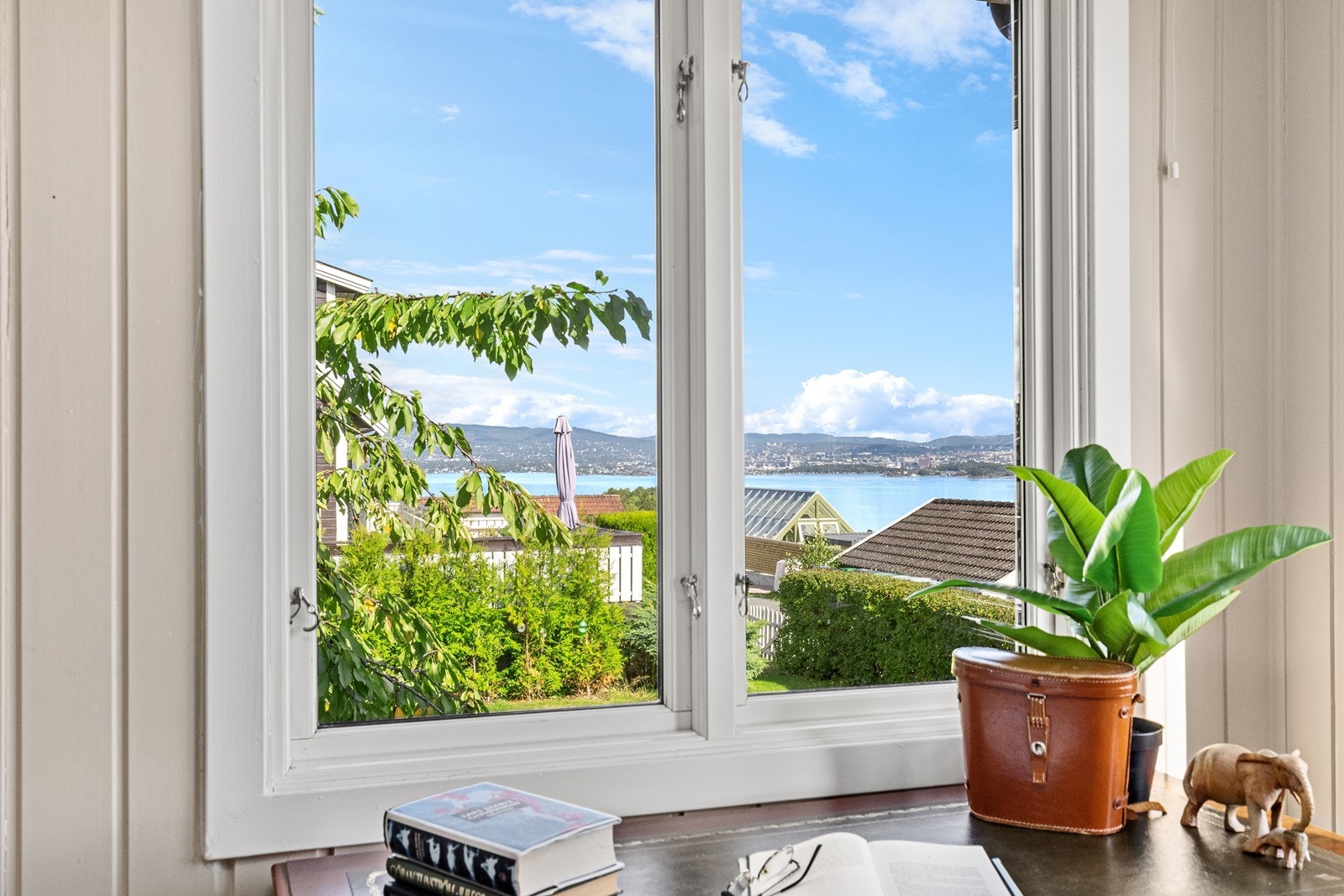 To-lags glassvinduer i flere design sikrer lys og isolasjon, med alder fra 1980 til 2013. Galleribilde