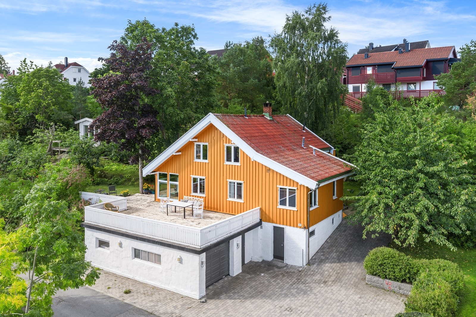 Terrasse over garasje gir praktisk bruk av tilgjengelig areal. Galleribilde