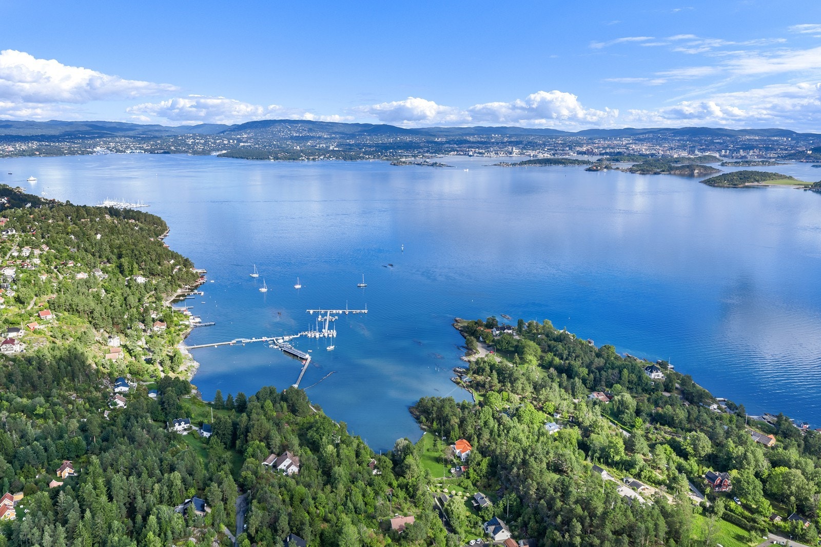 Fra nærområdet er det panoramautsikt over fjorden. Galleribilde
